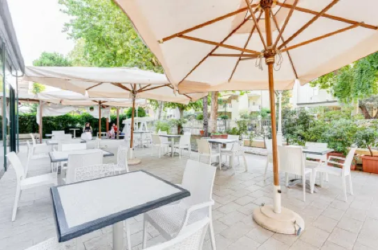 Hotel Gadames - Lunch on the Beach