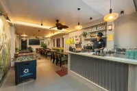 The Oversleep Catba Hostel & Pool Bar - بار