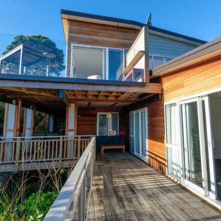 Kingfisher Views - Premium Family House in Oneroa Отели рядом с достопримечательностью «Автобус Explorer Island Waiheke»
