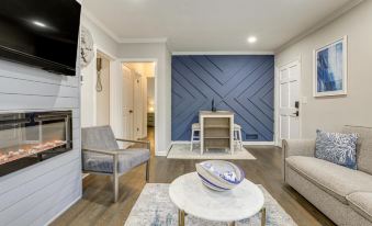 2 Mi to Midtown: Chic Apartment in Atlanta!