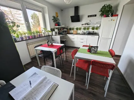 7th Room Guest House Отели рядом со станцией Oświęcim