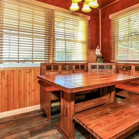 Modern 2Br Lakefront Cabin: Mins to Village w/ Dock Access & Wifi