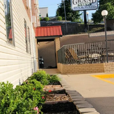 Grand View Inn & Suites