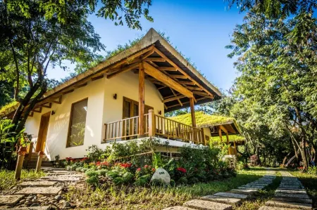 BaHo Eco Beat Отели рядом с достопримечательностью «Hoa Lan Island Resort»