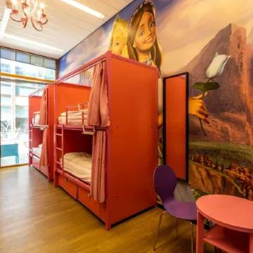 Hostelle - Women Only Hostel Amsterdam Отели рядом с достопримечательностью «Зяудост»
