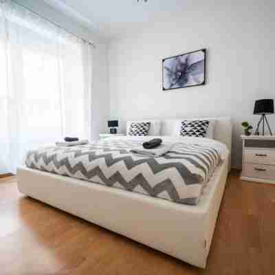 Bright and Modern 1Bdr Apartment in the Center Rooms