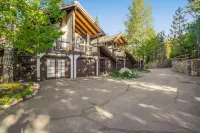 Marillac by AvantStay Gorgeous Ski Cabin w Balcony Patio