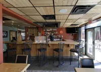 Days Inn by Wyndham Golden - bar