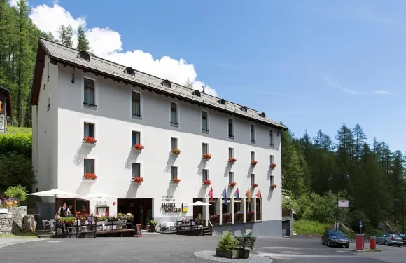 瓦爾澤餐廳酒店