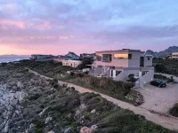 Villa Marine Guest House فنادق في Betty's Bay