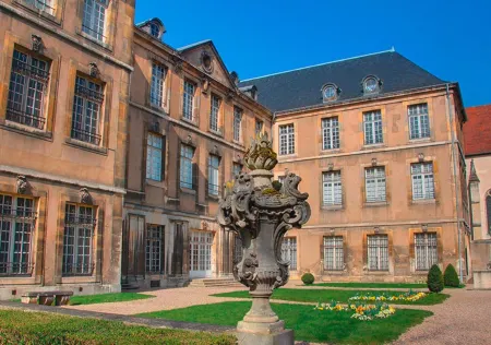 ibis Nancy Centre Stanislas Отели рядом с достопримечательностью «Basilique Notre-Dame-de-Lourdes»