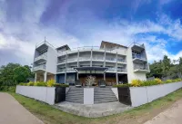 Mazarine Surf Suites Hiriketiya