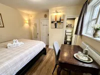 Bright&Modern Space Perfect for couple and Family Step to public transit in Toronto Hotels near IKEA North York