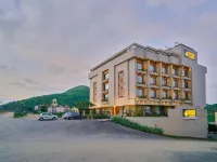 SKK Blu Hotel & Spa Hotels near Amberi