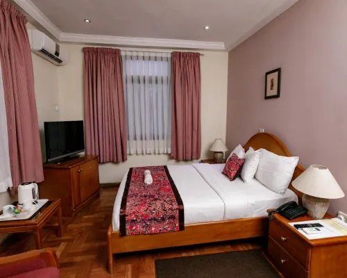 Mahogany Lodge, Cantonments Hotels near Labadi