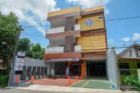 RedDoorz Plus Near Patung Kuda Undip Hotels in Banyumanik