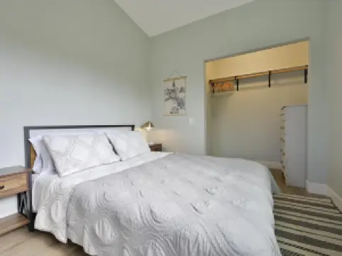 Modern Upstairs Loft - Newly Renovated!