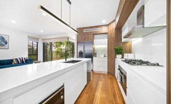 Luxury Retreat & Spacious 4BR House in Willoughby