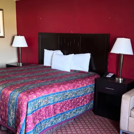 Coratel Inn & Suites by Jasper Santa Fe OKC Отели рядом с достопримечательностью «Ипподром «Ремингтон Парк»»
