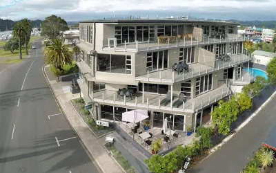 Esplanade Apartments Hotels near Hot Waves Café . Day Bar . Gallery