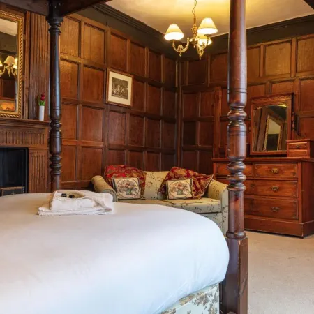 The New Inn by Roomsbooked