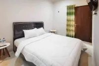Rudi Rooms Near Stasiun Cikarang Mitra RedDoorz Hotel a Cikarang Kota