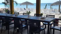 Roots Cafe Rooms