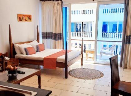 Cowrie Shell Beach Apartments Official