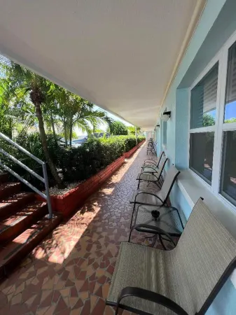 Beachside Resort Motel Отели в г. Треже Айленд