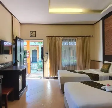 ห้องเตียงใหญ่ พร้อมวิวสวน