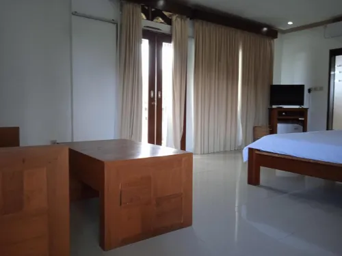 Family House Hotel Kuta فنادق في بوجوت