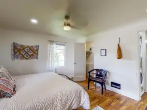 Charming Downtown Bungalow - King Bed, Office