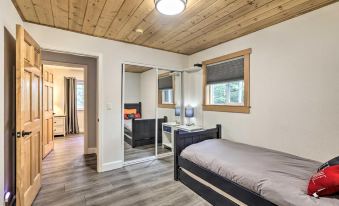 Tahoe City Getaway ~ 1 Mi to Commons Beach!
