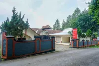 RedDoorz Near Lokawisata Baturaden 2 Hotels near Dam Belanda KTH Muntu