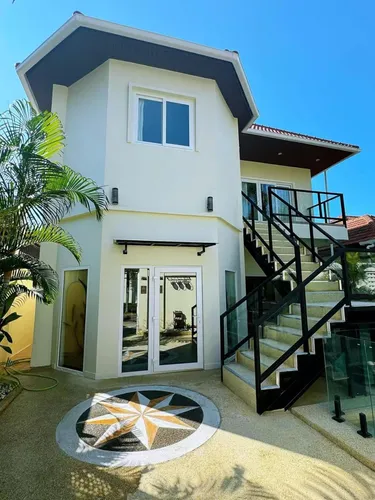 รูปภาพของ3BR Pool Villa Beach Access Patumnak Hill