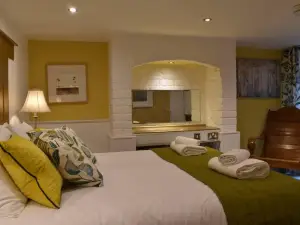 The Cheltenham, Stylish 1-Bed Victorian Apartment