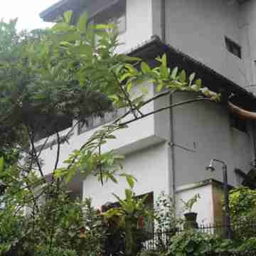 Lazy Bear Best Hostel in Kandy Hotel Exterior