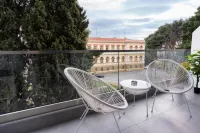 Velvet Luxury Studios in the City Center by BiNoBi! Hotels near EMISIA SA