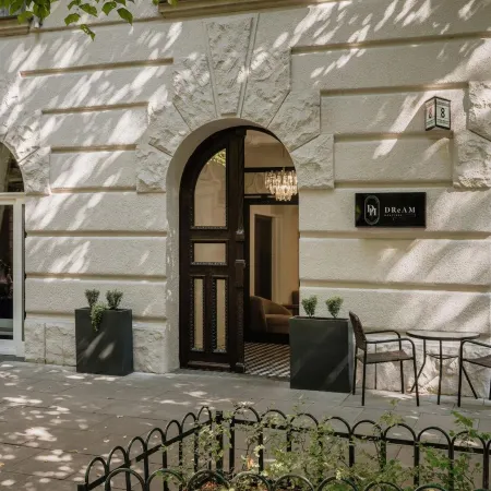 Dream Boutique Aparthotel Отели рядом с достопримечательностью «Базилика Святой Троицы»