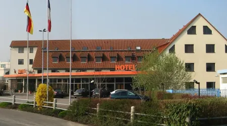 West Hotel an der Sächsischen Weinstrasse Отели в г. Радебойль
