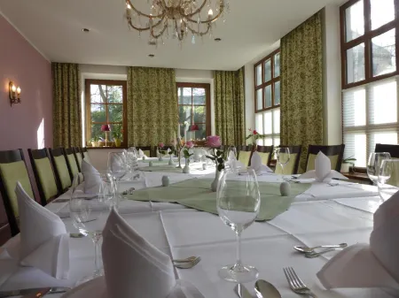 Hotel & Restaurant Kleinolbersdorf Отели в г. Нидервиза