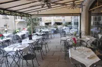 Hôtel du Palais des Papes Hotels near Place du palais