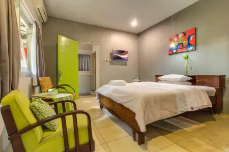 Jeng Tini Guest House Отели рядом с достопримечательностью «Ecodome Bogor Botanical Gardens»