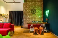 Manhattan Theme Suite by Nest Home at Austin Heights Hotels in Tebrau