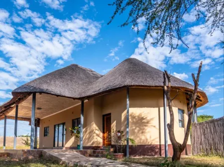 Nkanga Hotel Отели рядом с достопримечательностью «Thebe River Safaris»