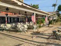 Beachfront Apartments with Sea View Balcony, Pool and Parking - Frühstück