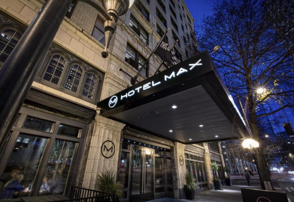 [호텔 맥스 시애틀 객실의 아늑한 분위기]