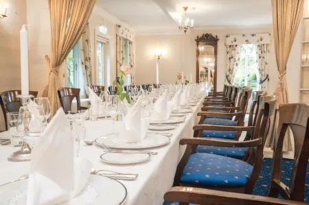 Kronen Gaard Hotel Отели в г. Саннес