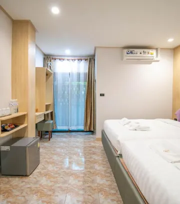 ห้องดีลักซ์เตียงควีนไซส์พร้อมเตียงควีนไซส์ 2 เตียง