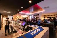 H on Mitchell Apartment Hotel - bars